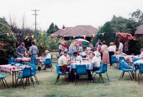 Lunch-on-front-lawn-1996